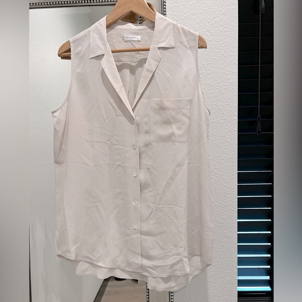EQUIPMENT SLEEVELESS KIERA SILK BLOUSE COLOR: FOG SIZE:L